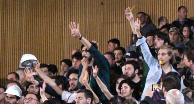 Группа молодых людей сорвавшая рассмотрение проекта Конституции Грузии. Тбилиси, 15 мая 2017 г. Фото Инны Кукуджановой для "Кавказского узла"