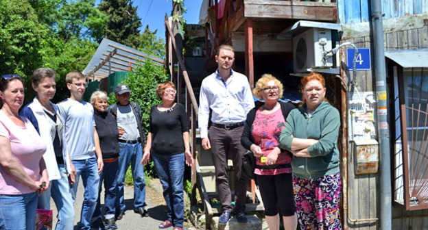 Жильцы дома № 4 по Ряжскому переулку. Сочи, май 2017 г. Фото Светланы Кравченко для "Кавказского узла"