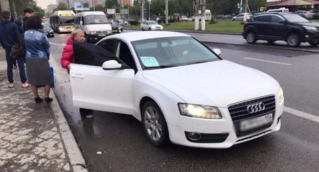 Водители бесплатно подвозят стоящих на остановке людей по закрытым маршрутам микроавтобусов
Фото   http://bloknot-volgograd.ru/news/volgogradskie-voditeli-vzyali-na-sebya-funktsii-ot-844574