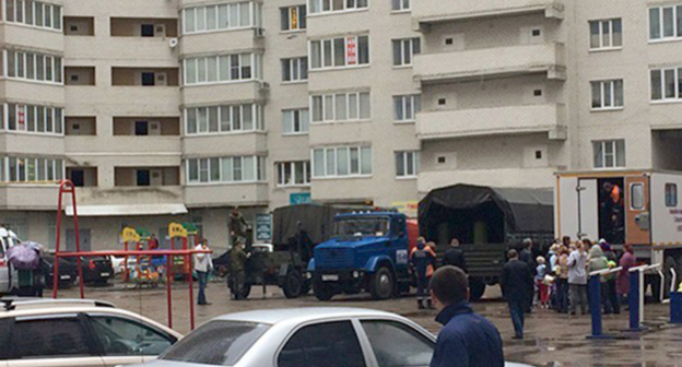 Сотрудники МЧС во двор микрорайона "Белый город" пригнали многотонные машины с горячей и питьевой водой

Фото  http://bloknot-stavropol.ru/news/konets-sveta-v-belom-gorode-priobretaet-opasnye-ma-844819