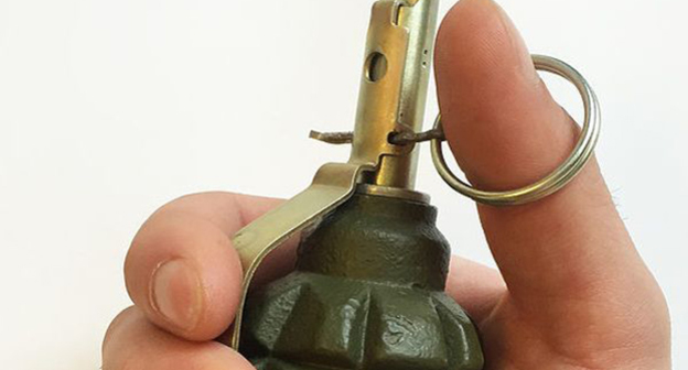 Граната РГО в руках. Фото http://kurgan.veved.ru/events/87142-po-faktu-vzryva-granaty-v-kompyuternom-zale-v-dagestane-vozbuzhdeno-ugolovnoe-delo.html