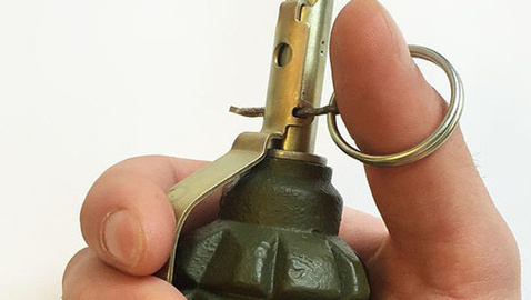 Граната РГО в руках. Фото http://kurgan.veved.ru/events/87142-po-faktu-vzryva-granaty-v-kompyuternom-zale-v-dagestane-vozbuzhdeno-ugolovnoe-delo.html