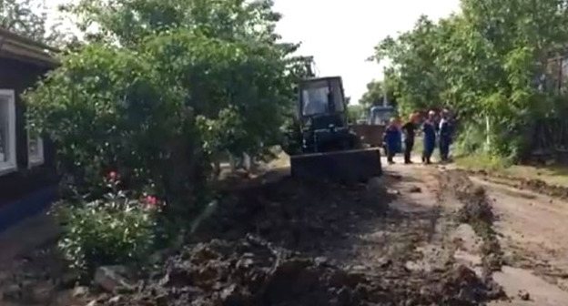 Дорожная техника устраняет последствия стихии. Ставропольский район, село Донская Балка, 22 мая 2017 г. Кадр из видео пользователя ЧП Ставрополь https://www.youtube.com/watch?v=8ZzF4dXXcxw