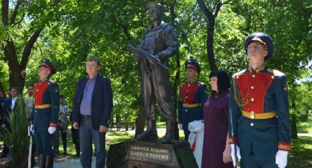 Памятник Александру Позыничу в Новочеркасске, 26 мая 2017 г. Фото: novochgrad.ru/news/20601-vladimir-kirgincev-aleksandr-pozynich-primer-dlya-nashego-podrastayuschego-pokoleniya.html