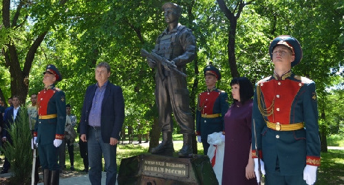 Памятник Александру Позыничу в Новочеркасске, 26 мая 2017 г. Фото: novochgrad.ru/news/20601-vladimir-kirgincev-aleksandr-pozynich-primer-dlya-nashego-podrastayuschego-pokoleniya.html