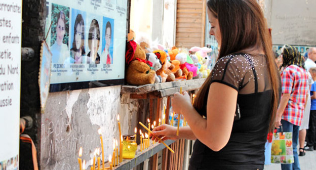 Жители Северной Осетии ставят свечи  память о погибших при теракте в Беслане. Фото Эммы Марзоевой для "Кавказского узла"