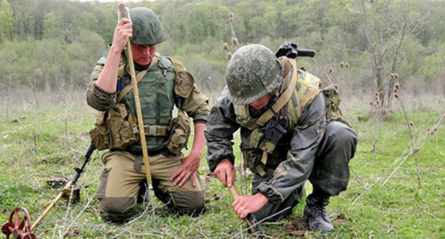 Саперы во время работы. Фото: Sputnik/Саид Царнаев