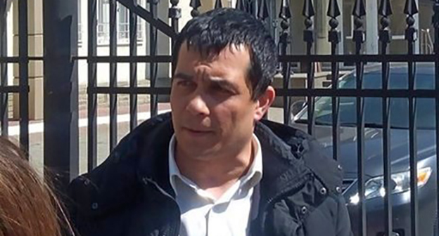 Адвокат крымчанина Руслана Зейтуллаева Эмиль Курбединов у Северо-Кавказского окружного военного суда
Фото Константина Волгина для "Кавказского узла"  