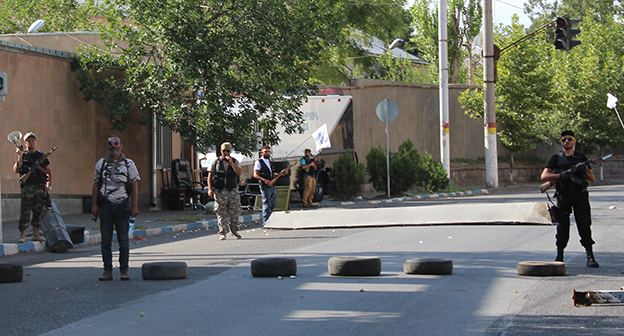 Члены отряда «Сасна Црер» охраняют въезд на территорию полка, июль 2016. Фото Тиграна Петросяна для "Кавказского узла"