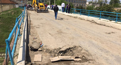 Мост между станциями Шамхал – Буйнакск  Фото https://chernovik.net/content/lenta-novostey/prokuratura-v-sudebnom-poryadke-trebuet-ot-rzhd-otremontirovat-most-v