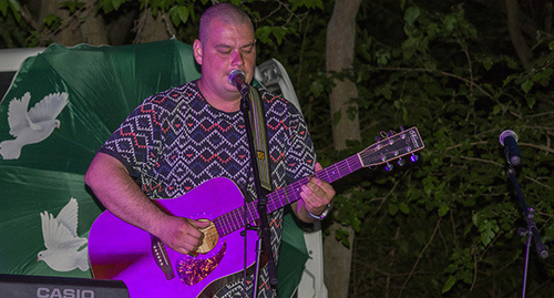 Исполнитель на музыкальном фестивале "Созвездие" в Ростове-на-Дону. Фото Константина Волгина для "Кавказского узла"