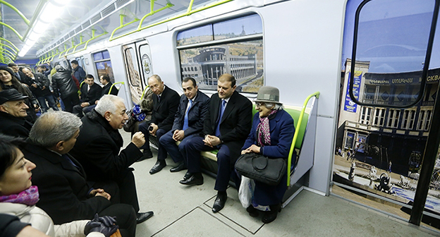 Новые вагоны в ереванском метро. Фто https://www.yerevan.am/ru/news/k-aghak-apet-taron-margaryane-tsanot-ats-el-e-metropoliteni-verakangnman-tsragri-shrjanakowm-irakana/