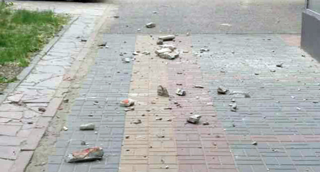 Лепнина карниза балкона упала на пешеходную дорожку во дворе жилого дома в Центральном районе Волгограда. Фото http://volg.mk.ru/articles/2017/06/04/v-centre-volgograda-rushitsya-balkon.html