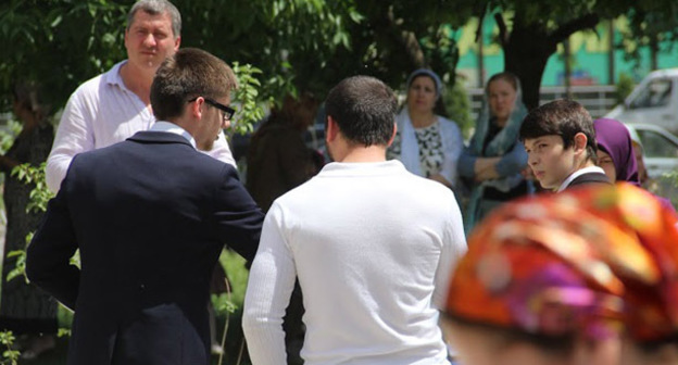 Выпускники общаются со своими близкими после экзамена. Фото Магомеда Магомедова для "Кавказского узла"