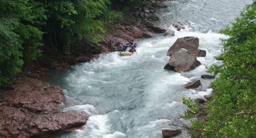 Река Белая Фото Олега Паскаренко, «Кубань 24» http://kuban24.tv/item/v-adygee-vo-vremya-splava-po-reke-beloj-utonul-rafter-176171