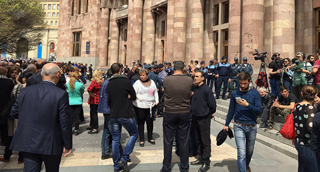 Акция протеста у здания Правительства РА
Фото © Sputnik/ Asatur Yesayants
https://ru.armeniasputnik.am/society/20170421/7079558/sotrudniki-yarmarok-provodyat-akciyu-protesta-v-erevane.html