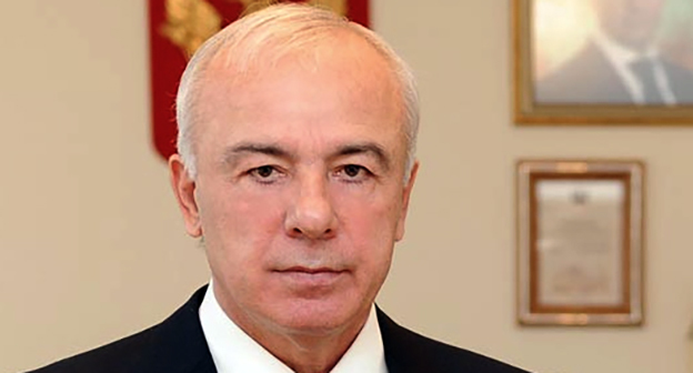 Аслан Тхакушинов. Фото http://thaipedia.fedpress.ru/news/polit_vlast/news_polit/deputaty-gossoveta-adygei-utverdili-aslana-tkhakushinova-na-vtoroi-srok