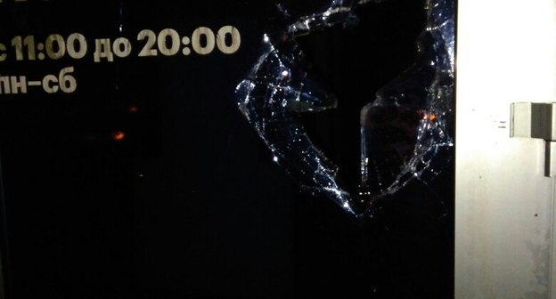 Разбитое стекло здания штаба Навального в Ставрополе. Фото со страницы Вконтакте координатора регионального штаба Ярослава Синюгина https://vk.com/yarsin