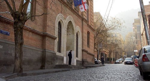 Задние МИД Грузии. Фото © Sputnik/
 https://sputnik-georgia.ru/incidents/20170611/236281954/Rodstvenniki-propavshego-v-Kongo-pilota-proveli-akciju-u-MID-Gruzii.html