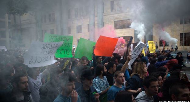 Акция протеста в Тбилиси в защиту членов группы Birja Mafia Михаила Мгалоблишвили и Георгия Кебурия. Фото RFE/RL  https://www.ekhokavkaza.com/a/28541059.html