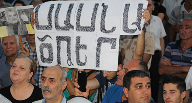 Участники митинга оппозиции с плакатом "Сасна Црер". Ереван, 22 августа 2016 г. Фото Тиграна Петросяна для "Кавказского узла"