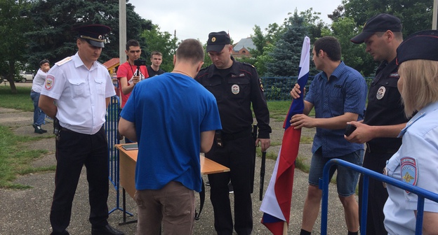 Полиция досматривает участников митинга в Майкопе. Фотография корреспондента «Кавказского узла» Евгении Багдасаровой