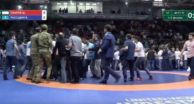 Драка на чемпионате по вольной борьбе в Назрани. Фото https://inforesist.org/na-chempionate-rossii-po-volnoy-borbe-bolelshhiki-ustroili-massovuyu-draku/