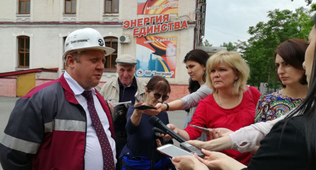 Директор ОАО "Электроцинк" Игорь Ходыко общается с журналистами. Фото Эммы Марзоевой для "Кавказского узла"

