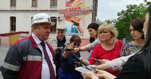 Директор ОАО "Электроцинк" Игорь Ходыко общается с журналистами. Фото Эммы Марзоевой для "Кавказского узла"

