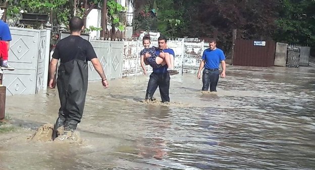 подтоплению нескольких десятков домов в столице Абхазии. Фото Алхас Чолокуа
 http://sputnik-abkhazia.ru/Abkhazia/20170615/1021264266/mchs-neskolko-desyatkov-domov-zatopleny-po-ulice-shheglova-v-suxume.html