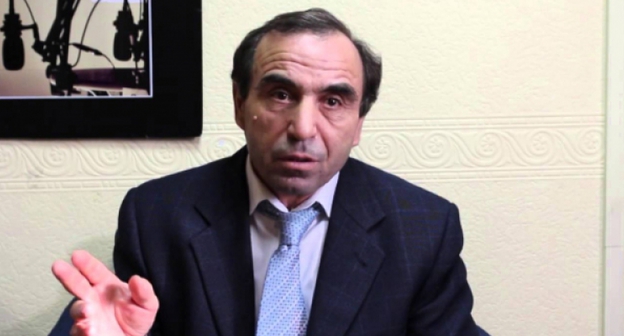 Нурмагомед Газимагомедов. Фото https://chernovik.net/content/inye-smi/minyust-otozval-razreshenie-na-obshcherespublikanskiy-miting-v-mahachkale?page=0%2C6%2C3