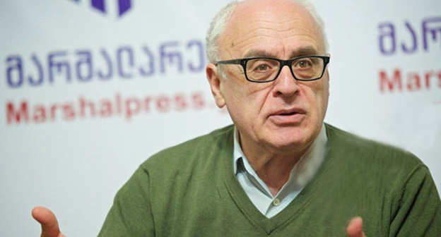 Политолог "Клуба независимых экспертов" Рамаз Сакварелидзе. Фото Sputnik/Alexander Imedashvili