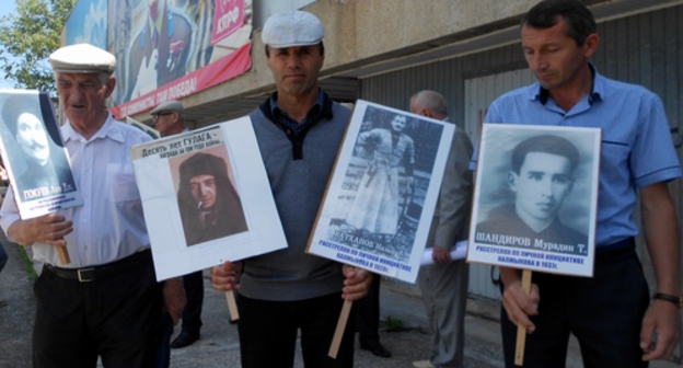 Участники митинга в Нальчике потребовали не возвращать на постамент памятник Беталу Калмыкову, напомнив о репрессированных при участии Калмыкова. 17 июня 2017 года. Фото Людмилы Маратовой для "Кавказского узла".