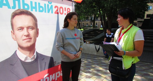 Координатор ростовского штаба Елена Куликова (слева) и волонтер Татьяна. Ростов-на-Дону, 16 июня 2017 года. Фото Вячеслава Ященко для "Кавказского узла"