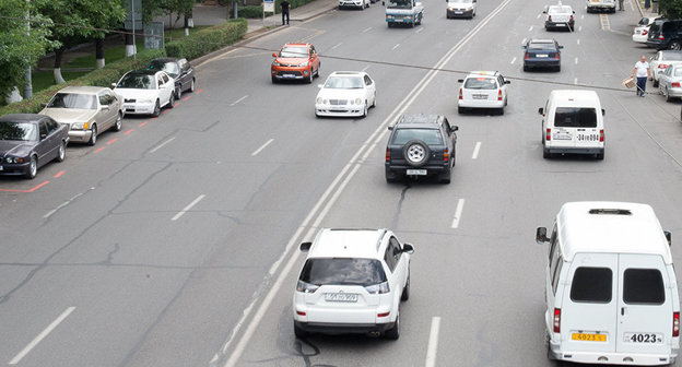 Дорожное движениев Ереване. Фото © Sputnik/ Asatur Yesayants
 https://ru.armeniasputnik.am/columnists/20170605/7536721/kgb-kak-obshchenacionalnaya-ideya-na-armyanskih-dorogah.html