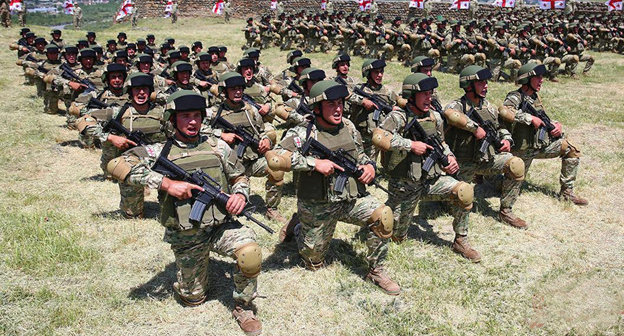 Трехнедельный курс проходят военнослужащие из Армении, Белоруссии, Грузии, Литвы, Польши, США и Украины в школе горной подготовки Сачхере в регионе Имерети Фото © FB / Ministry of Defence of Georgia 