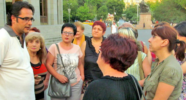 Член гражданского движения «Вставай, Армения!» Андриас Гукасян (слева) общается с гражданскими активистами. Фото: Тигран Петросян