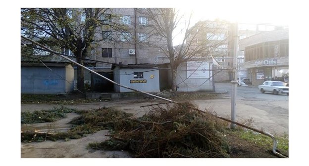 Ураган повредил здания в Ереване Фото © Sputnik/ Эдуард Алавердян
https://ru.armeniasputnik.am/incidents/20170620/7697887/yerevan-yragan-povrejdeniya.html