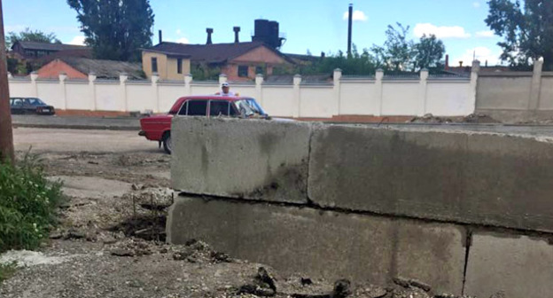 Строители закрыли бетонными плитами вход в аварийное здание общежития на улице Мальбахова в Нальчике. Фото Людмилы Маратовой для "Кавказского узла"