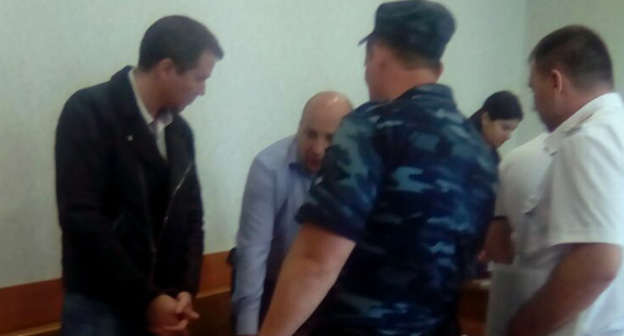 Застройщика Никулина, по решению суда, берут под стражу конвойные. Фото Светланы Кравченко для "Кавказского узла"