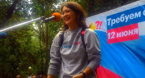 Координатор ростовского штаба Навального Елена Куликова на сцене митинга 12 июня. Фото Константина Волгина для "Кавказского узла"