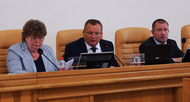 На заседании Астраханской облдумы 20.06.2017  Фото http://astroblduma.ru/vm/all_rubrics/7171