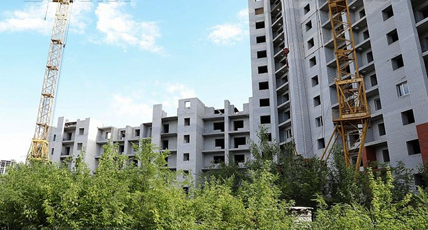 16-этажный трехсекционный дом в ЖК «Атлант» Дзержинского района компания «Юниж-строй»
 Фото http://bloknot-volgograd.ru/news/dolshchiki-dozhdalis-vozobnovleniya-stroitelstva-zh-856065?sphrase_id=304731