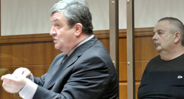 Адвокат Алауди Мусаев и Александр Долженко (справа) в зале суда. Фото Аслана Николаева для "Кавказского узла"