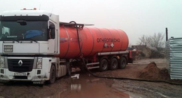 хищение нефти в Волгоградской области. Фото http://gorvesti.ru/accidents/pod-volgogradom-semero-prijatelej-cisternami-slivali-neft-iz-nefteprovoda-30041.html