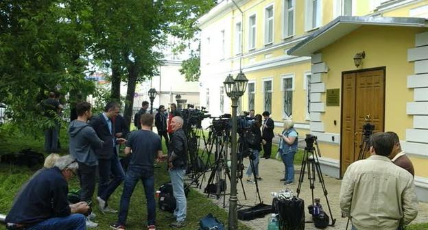 Перед началом заседания у здания суда по делу Немцова. Фото Рустам Джалилов для "Кавказского узла"