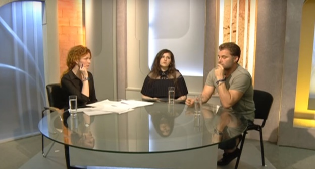 Рузанна Туко в эфире телеканала "Спас" с одной из ведущих программы и гостем студии. Фото: скриншот видео https://www.youtube.com/watch?v=E9oDKe4y_UM