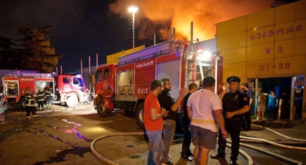 Пожар на рынке в Тбилиси, 2 июля 2017 года. Фото: Alexander Imedashvili, https://sputnik-georgia.ru/photo/20170703/236498080/eliava-v-ogne-krupniy-pojar-v-tbilisi.html