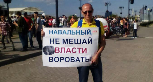 Борис Коломин на прогулке 12.06.2017 фото Елены Гребенюк для "Кавказского узла"