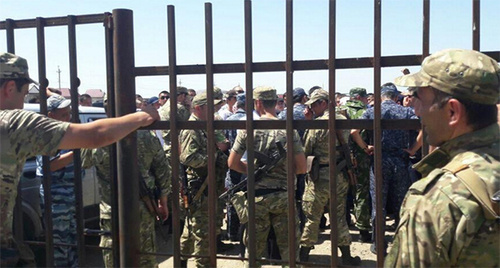 ОМОН оцепил здание администрации Ногайского района , 4 июля, фото Аси Капаевой
